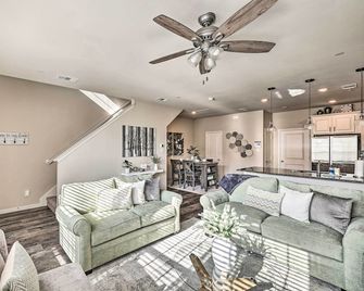 Brand-New Townhome Near Unt/Twu & The Square! - Denton - Obývací pokoj