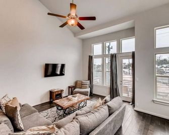 Fam Friendly 5 Bed Home Blocks To Pearl/Riverwalk! - San Antonio - Living room