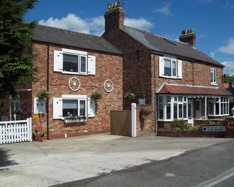 Fifth Milestone Cottage - York - Edificio