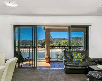Sunrise Cove Holiday Apartments - Kingscliff - Living room