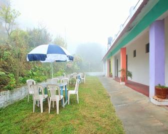 Hotel Sumit Kausani - Kausani - Patio