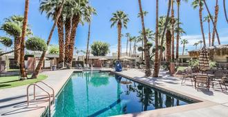 Desert Isle Resort, a VRI resort - Palm Springs - Pool
