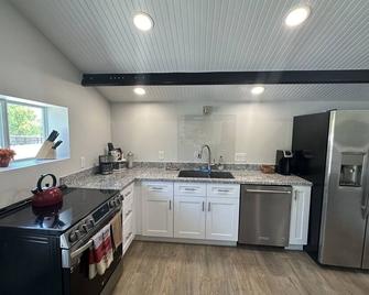 Upscale garage - shop apartment near Sienna, Liberty - Rosharon - Kitchen