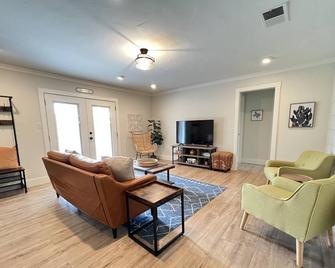 Cheerful 3 Bedroom Old Town Keller Home - Keller - Living room