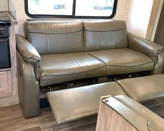 Beautiful Family Rv W/Bunks For The Kids • Like New Condition • Pet Friendly - Chula Vista - Living room