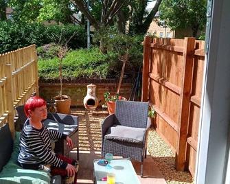 Serene Calm flat in a beautiful part of Cambridge UK. 1 dble Room 1 other guest. - Cambridge - Innenhof