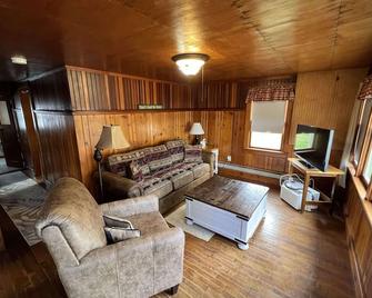 Lake front two bedroom cabin at Griffis Road Marina - Gloversville - Living room
