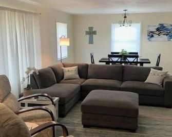 Lida's Place - 3 BR 2 BA Ranch House - 7.6 miles to Grenada Lake - Grenada - Living room