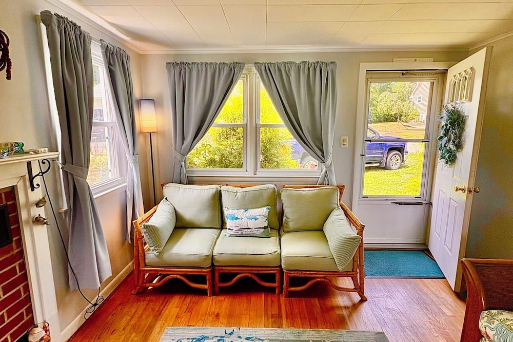 Seastar Beach House close Walk To Ocean Private Beach Access - Old Saybrook - Wohnzimmer