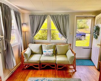 Seastar Beach House close Walk To Ocean Private Beach Access - Old Saybrook - Salon