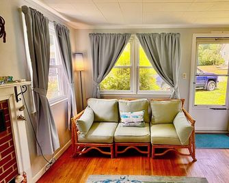 Seastar Beach House close Walk To Ocean Private Beach Access - Old Saybrook - Wohnzimmer