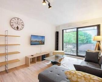 T2 dans résidence, Terrasse privée et Parking - Tuluza - Pokój dzienny