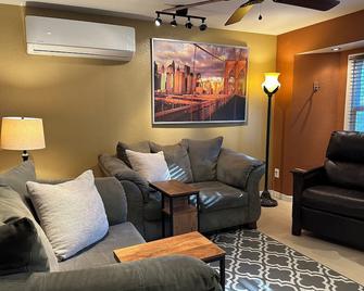 Hobby farm with goats and views of horses - Port Orchard - Living room