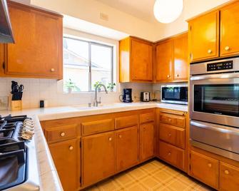 Cozy Home! Plenty of Parking. Back yard. - La Verne - Kitchen