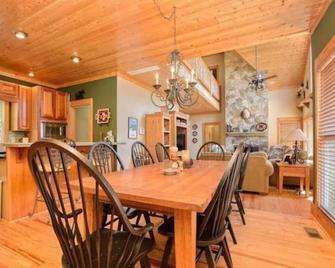 Spacious Luxury Lake Cabin (Private) Hot Tub & Sunset View - Wedowee - Dining room
