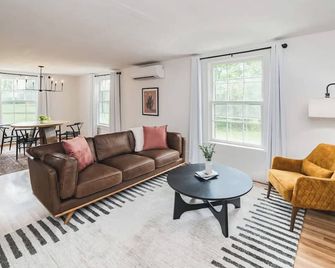 Rosé All Day: Wine Country Getaway! Walk to Dining - Crozet - Sala de estar