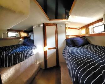 Irish Mist V @ Reefpoint Marina - Racine - Bedroom