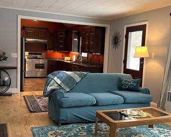 Beautiful 3 BR Cedar Ranch Home with Awesome Master and Cooks Kitchen - Colchester - Sufragerie