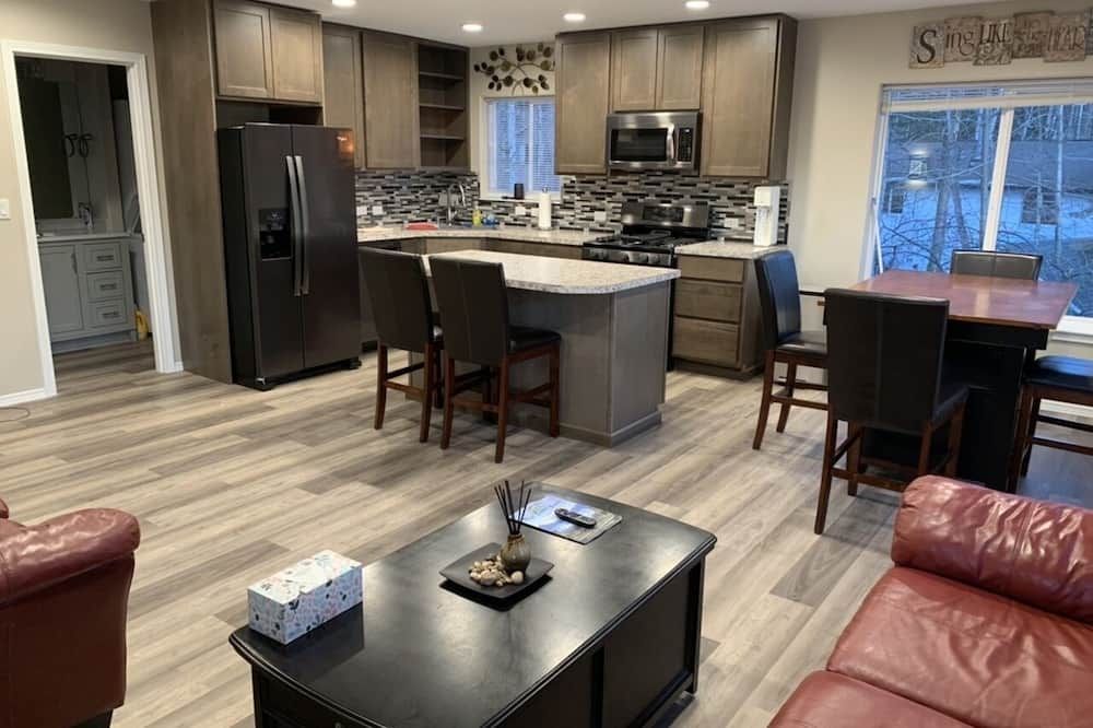 Triple 'A' The Admirable Alaskan Accommodation - Eagle River - Cocina
