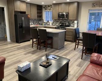 Triple \'A\' The Admirable Alaskan Accommodation - Eagle River - Cocina