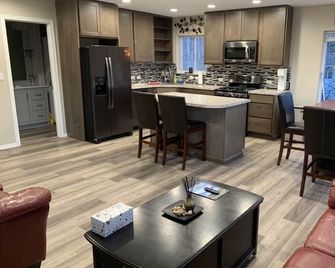 Triple 'A' The Admirable Alaskan Accommodation - Eagle River - Cocina