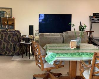 Sundance on the prairie. Light &open 2bdrm walkout basement apt w/mountain views - Parker - Dining room