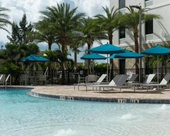 Indulge in Home Like Comfort! Pool, Kitchenette, Free Breakfast, Parking! - Cape Canaveral - Piscina