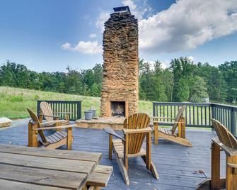 Rustic Baileys Retreat Cabin Near Wineries! - Crozet - Patio