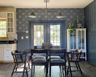 Granny-Chic cabin with a pond on Petit Jean Mountain - Morrilton - Dining room