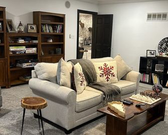 5K sf newly remodeled house on the Butler Country Club Wexford/Cranberry/Butler - Butler - Living room
