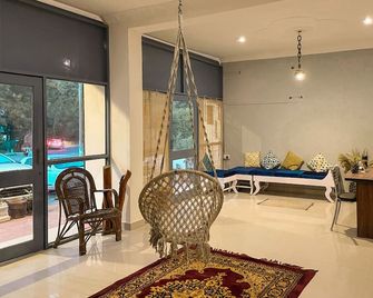 Hillside Retreat Homestay - Solan - Living room