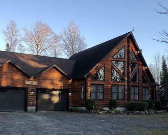 Welcome to Appalachian Lodge! Luxurious cabin situated on a beautiful property - Saint-Quentin - Building