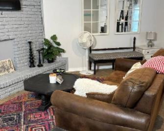 The Getaway: Spacious 1 Br In Usm & Midtown - Hattiesburg - Living room