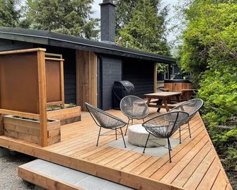 Mackenzie Beach Resort - Tofino - Patio