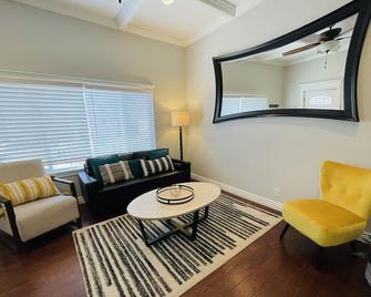 Hot Tub! Walk to Historic Old Colorado City & Shops. - Colorado Springs - Living room