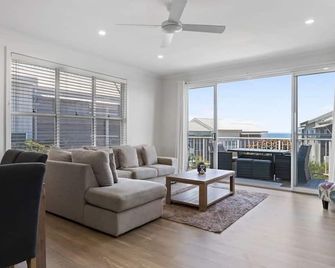 Villa with Seaside Soul Newly Renovated - Caves Beach - Huiskamer