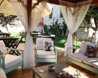 Bizim Ev Hotel - Alacati - Patio