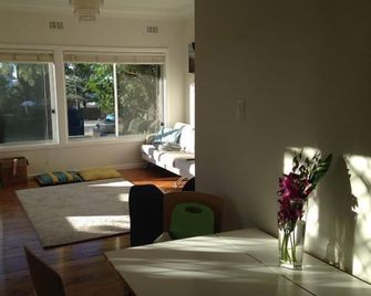 Northern Beaches Bargain! House + Guest House Surf Beach Lush Kids Backyard - Narrabeen - Essbereich