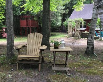 Cozy cabin just steps to the beach! - Saugeen Shores - Binnenhof