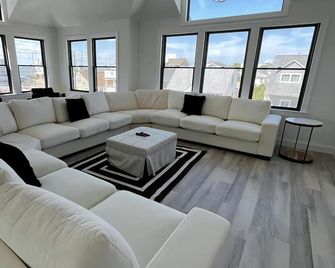 Ocean Side Spray Beach 5 Bedroom Townhome! With A Pool! - Spray Beach - Sala de estar