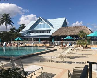 Jupiter Bay E-Walk to Beach/Wifi/Pools/Tennis/Restaurants 3/15-3/22 available - Jupiter - Pool