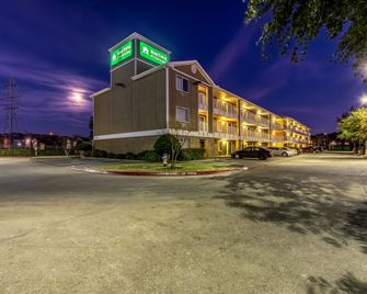 HomeTowne Studios by Red Roof Dallas - Mesquite - Mesquite - Rakennus