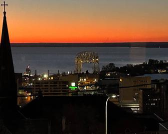 Lake Superior Panoramic View! Comfortable Spaces, Deck, Gourmet Kitchen & more! - Duluth - Outdoors view