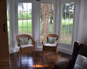 The Sycamore Cottage located in the Amish Country. Minutes to local attractions - Lancaster - Living room