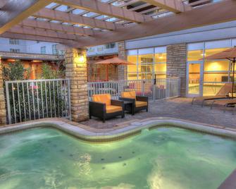 Courtyard by Marriott Gatlinburg Downtown - Gatlinburg - Pool