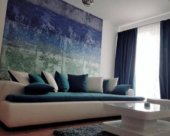 Luxury furnished apartment with garden and allocated parking - Bukarest - Olohuone