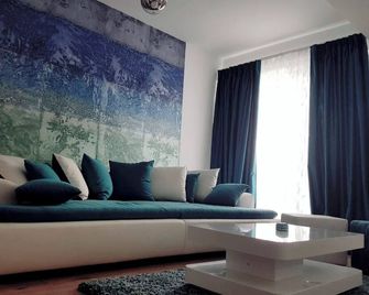 Luxury furnished apartment with garden and allocated parking - Bucarest - Sala de estar