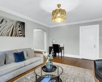 Southern Comfort Bungalow 15 Mins to Downtown+ Parking - 東角 - 客廳