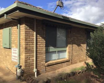 Walk everywhere! Centrally located! - Bacchus Marsh - Building