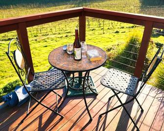 Gisborne Peak Winery - Cottages • Vineyard Stay Macedon Ranges - Gisborne - Patio